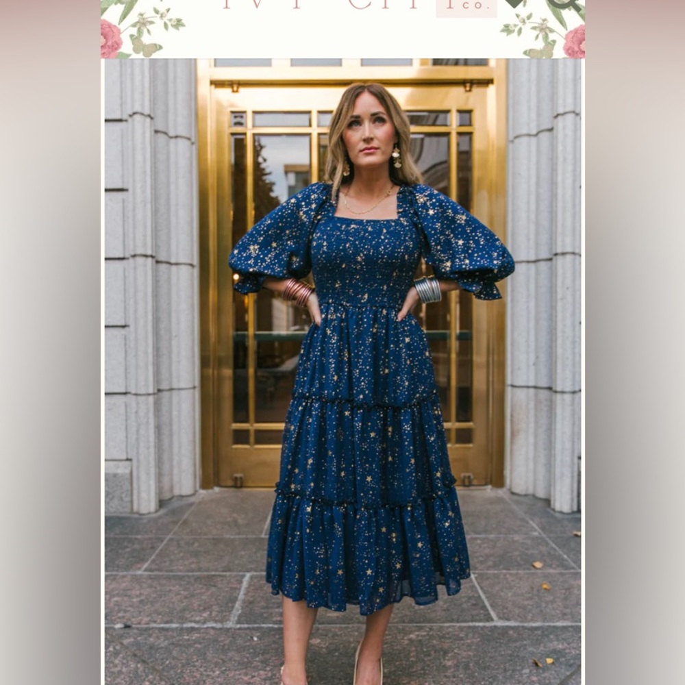 Ivy City Co dress.Navy W/ gold stars.Smocked stretchy bodice.Lined Tiered skirt